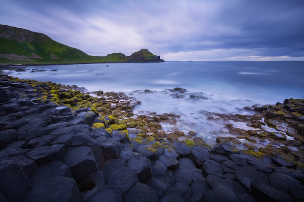 Закат над горной породой giants causeway, графство антрим, северная ирландия, великобритания