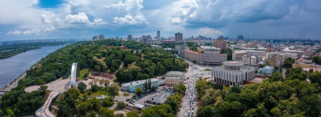 Фото Закат над летним киевом с аркой дружбы народов