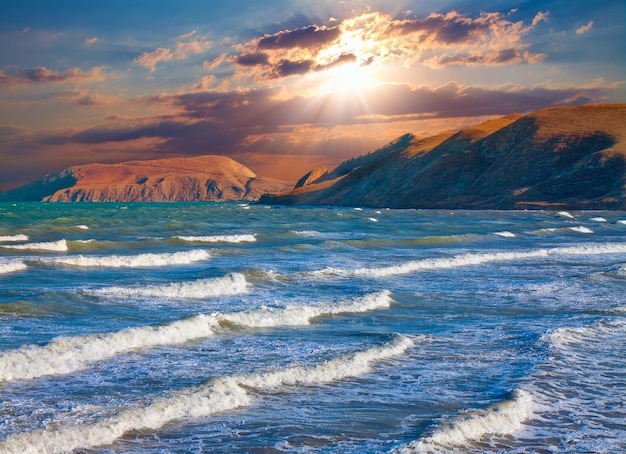 Фото Закат над морем со скалистым побережьем