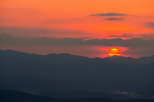 ミストと山々を見下ろす夕日