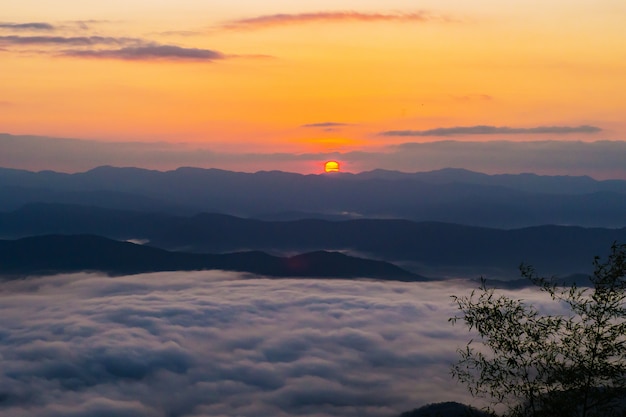 안개와 함께 산이 내려다 보이는 일몰