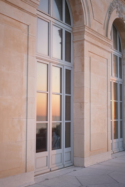 Foto il tramonto in una finestra di un palazzo