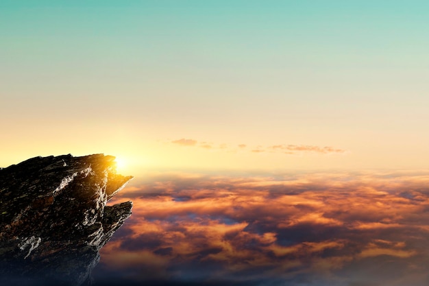 雲の上の山のエンドウ豆の夕日のパノラマ。ミクストメディア