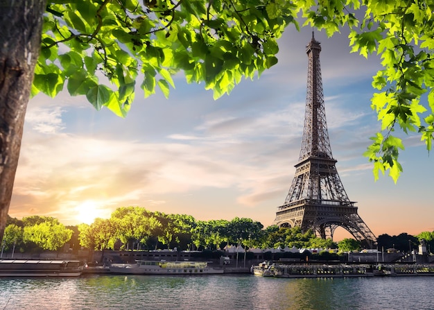 Tramonto su parigi con vista sulla torre eiffel e sul fiume senna, francia