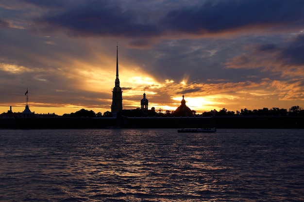 Закат над Петропавловской крепостью в сумерках Петербурга