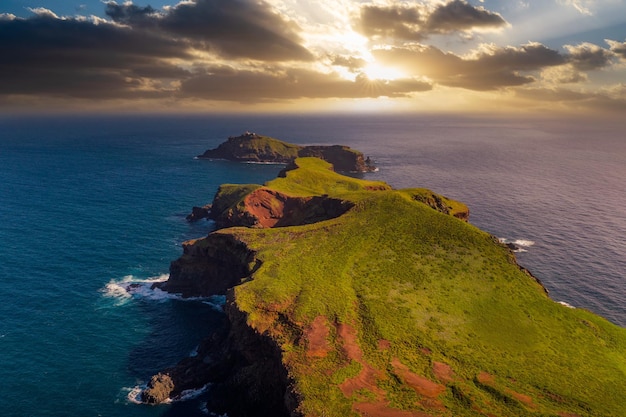 Tramonto sulla penisola di ponta de sao lourenco nelle isole di madeira in portogallo