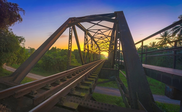 Tramonto al ponte ferroviario in rurale della thailandia.