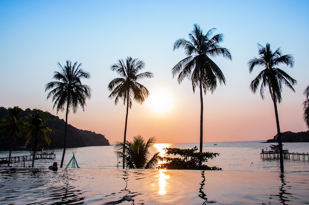 写真 水面の前景に映る夕日