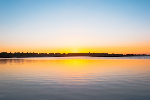 Laguna di riflessione al tramonto.