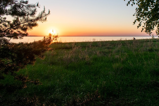 Tramonto sulla riva del fiume