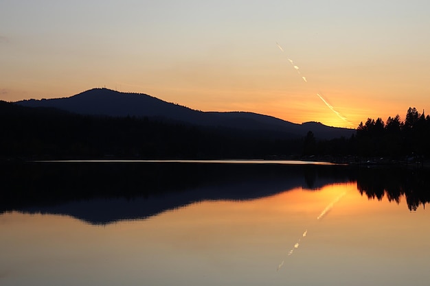 Foto riflesso del fiume al tramonto