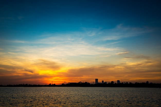 川沿いの夕日