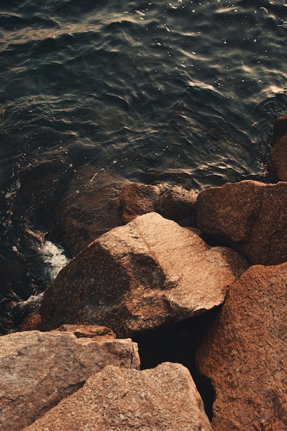 Foto rocce ed acqua di tramonto alla spiaggia