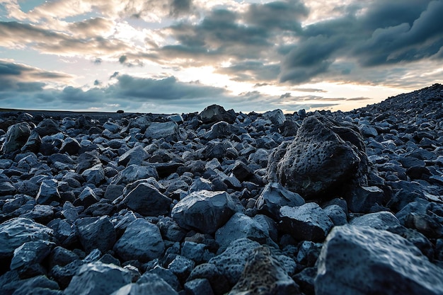 Foto il tramonto su una spiaggia rocciosa nel sud dell'islanda