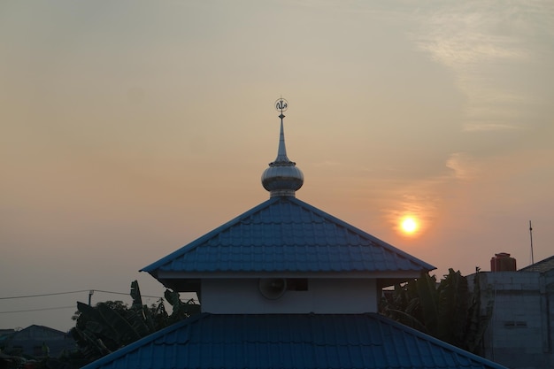 インドネシア最古の伝統的なモスクの屋根に沈む夕日