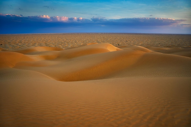 Закат над песчаными дюнами Аравийской пустыни в Омане