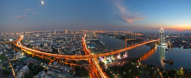 Закатная сцена моста Рама 9 с рекой Чаопрайя в Бангкоке, Таиланд