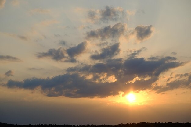 Photo sunset scenery with cloudy sky