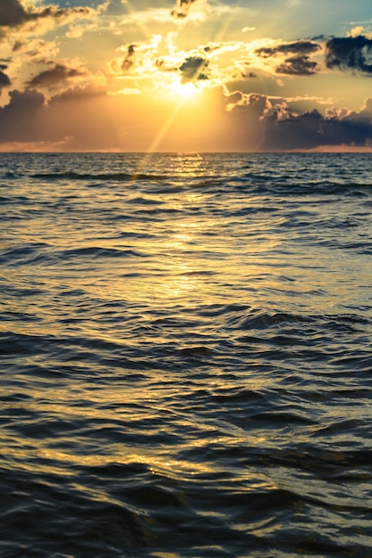 熱帯の夏の海の水海のテクスチャ穏やかな日の出と海の背景の自然の壁紙に沈む夕日