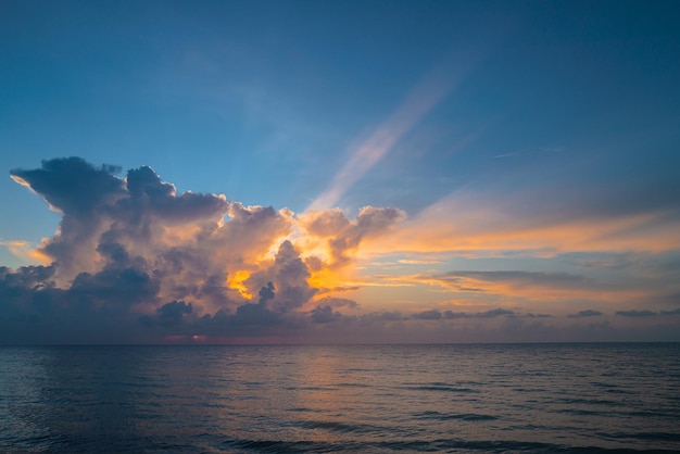 Tramonto sulla carta da parati della natura del fondo del mare con l'alba calma di struttura del mare dell'acqua di mare di estate sul tropicale