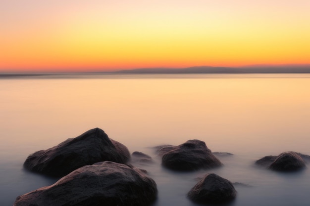 海の背景に沈む夕日