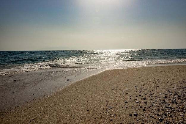 海のビーチに沈む夕日