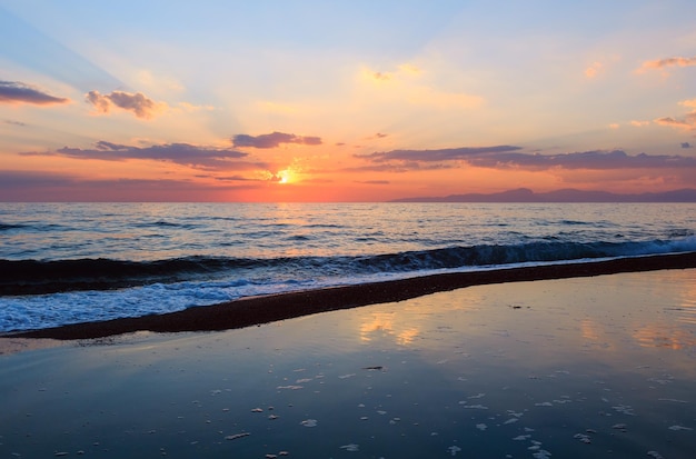 海のビーチに沈む夕日