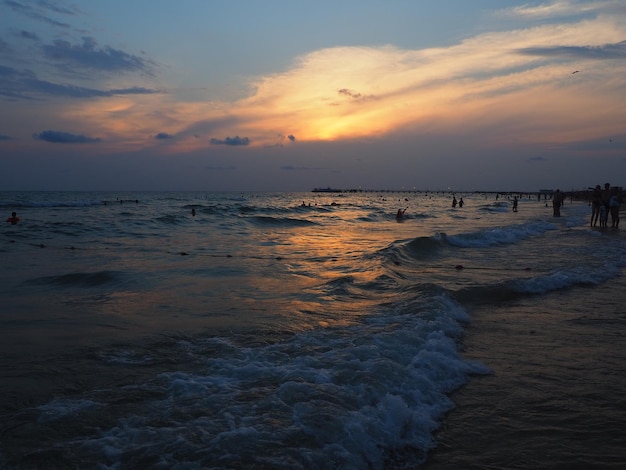 海に沈む夕日夕日の美しい波観光のメッカリゾート夕方の空水面からの光線の反射
