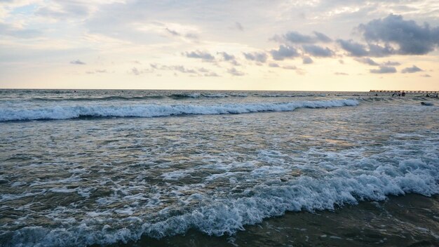 海に沈む夕日夕日の美しい波観光のメッカリゾート夕方の空水面からの光線の反射