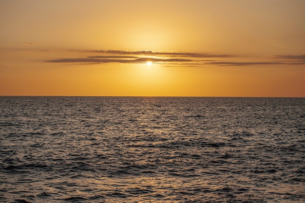 ドミニカ共和国のドミニカ共和国のカリブ海の海に沈む夕日