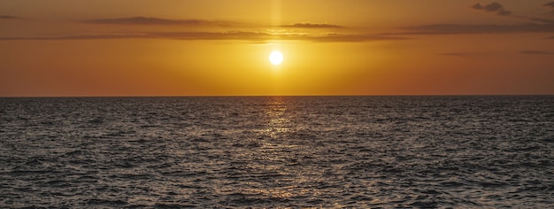 Dettaglio del mare al tramonto, immagine banner con spazio di copia