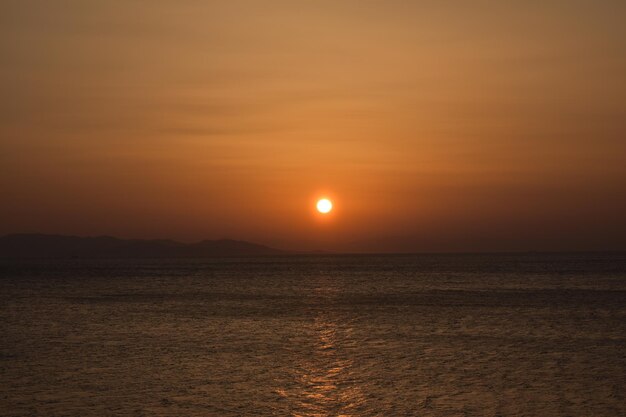 Photo sunset over the sea horizon