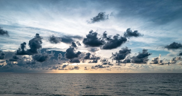 日没の海の風景 日の出の海 雲とカラフルなビーチの日の出