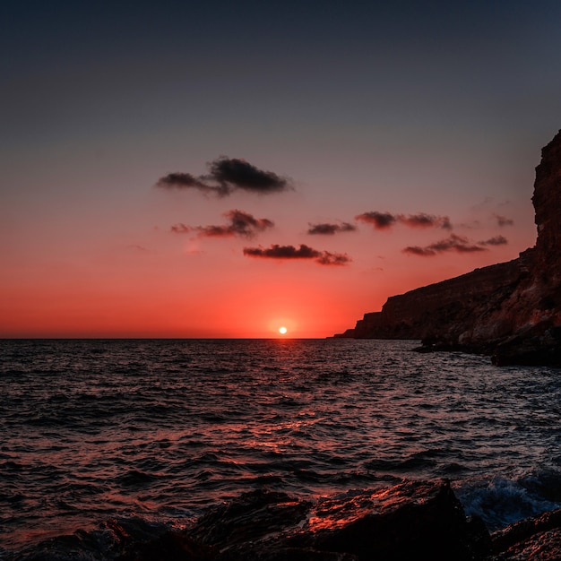 海の風景に沈む夕日