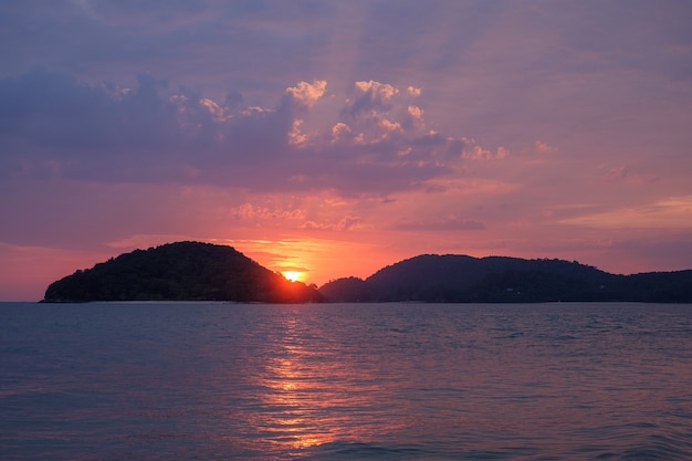 マレーシア、ランカウイ島の海に沈む夕日