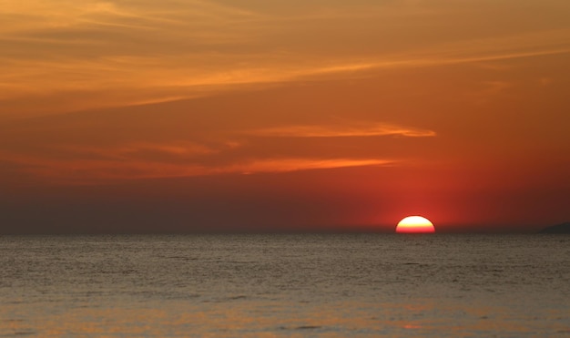 海の自然の背景に沈む夕日