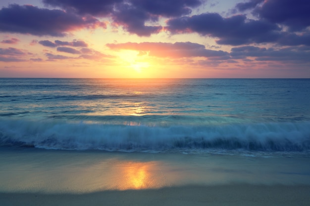 海に沈む夕日。美しい空と夕方の海の風景