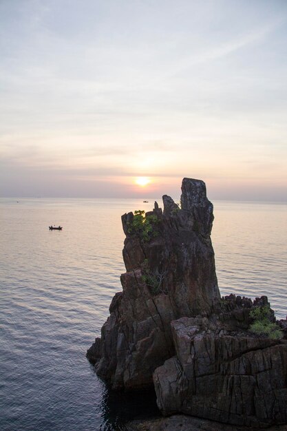 遠くに船が見える海に沈む夕日