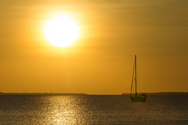 Tramonto sul mare a zanzibar