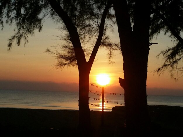 Foto il tramonto sul mare