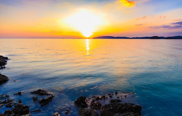 夕焼けと海