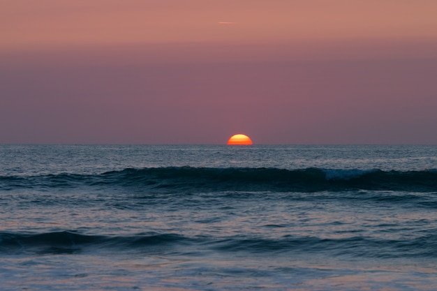 海に沈む夕日。