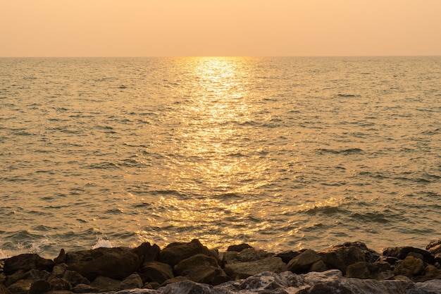 海の夕日。