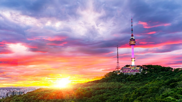 韓国ソウルのソウルタワーの夕日