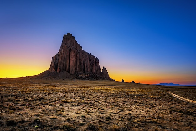 Tramonto sopra shiprock nel new mexico