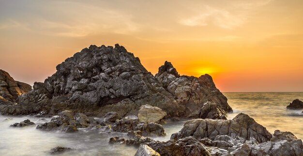 Foto riva del tramonto