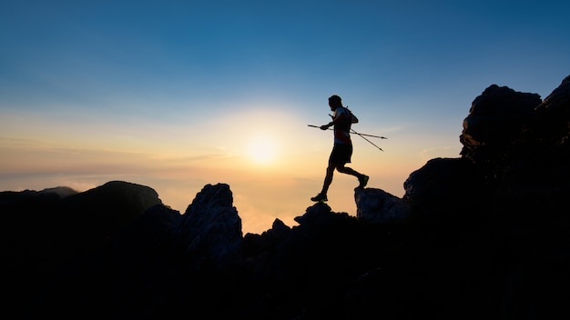 폴란드와 고산 능선에서 하강하는 skyrunner 남자의 일몰 실루엣