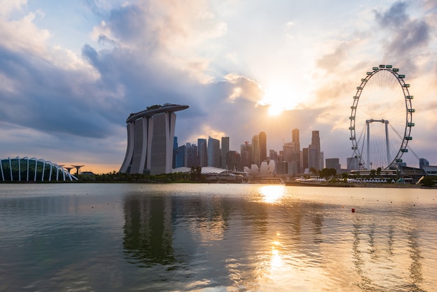 Foto tramonto dell'orizzonte della città di singapore. la migliore vista di singapore