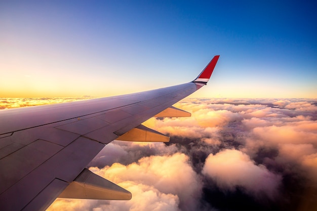 旅行や出張のためのパリフランスヨーロッパの飛行機の窓際の座席の夕焼け空