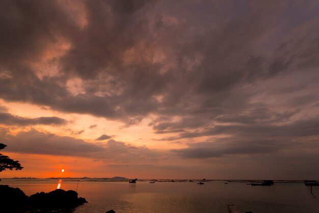 夏のビーチで夕焼け空の背景